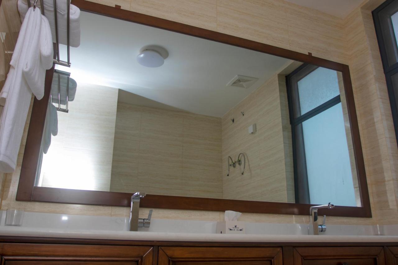 Lark Hotel Dar es Salaam Ngoại thất bức ảnh