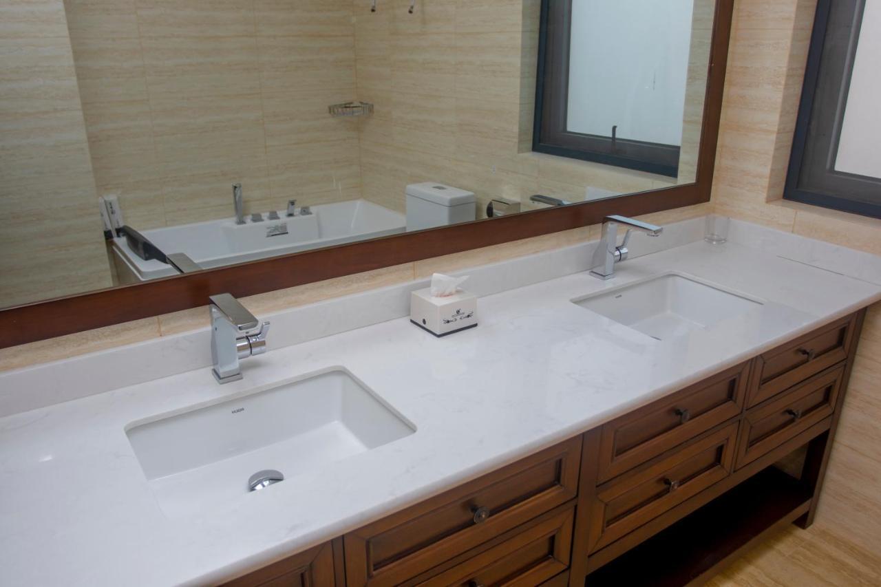 Lark Hotel Dar es Salaam Ngoại thất bức ảnh